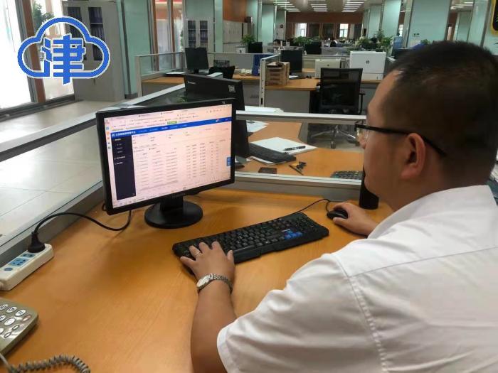 企业工作人员在使用“集疏港智慧平台”办理“船边直提”业务